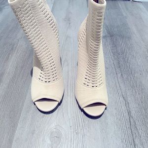 Not interested in the color of this style.